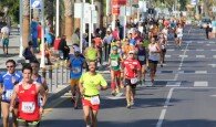 CORREDORES POR LOS PASEO Y NUMEROSO PUBLICO ANIMANDO 15