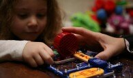 Los niños vocalizaban menos mientras jugaban con los instrumentos electrónicos que con los libros.