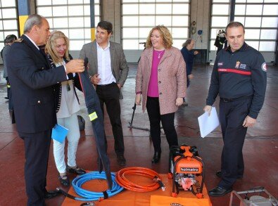 El jefe de Bomberos de Motril muestra parte del vestuario adquirido por el Parque