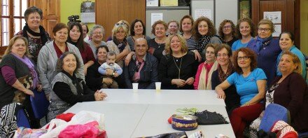 Foto de familia de la alcaldesa con las uisuarias del taller de San Antonio