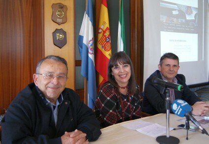 La teniente de alcalde Alicia Crespo junto a Antonio Gutiérrez (izrdq) y Rafael Jiménez (drcha) en la presentación de la Biblioteca Virtual del Mar.