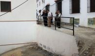 Flor Almón y Antonio Escámez durante la visita a las obras de las calles de la Garnatilla