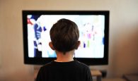 Un niño viendo la televisión. / UGRdivulga